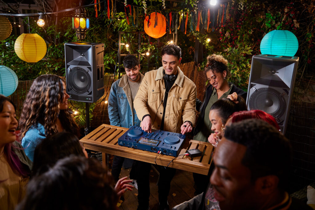 AlphaTheta launch the OMNIS-DUO, a portable all-in-one DJ system and the WAVE-EIGHT, a portable DJ speaker